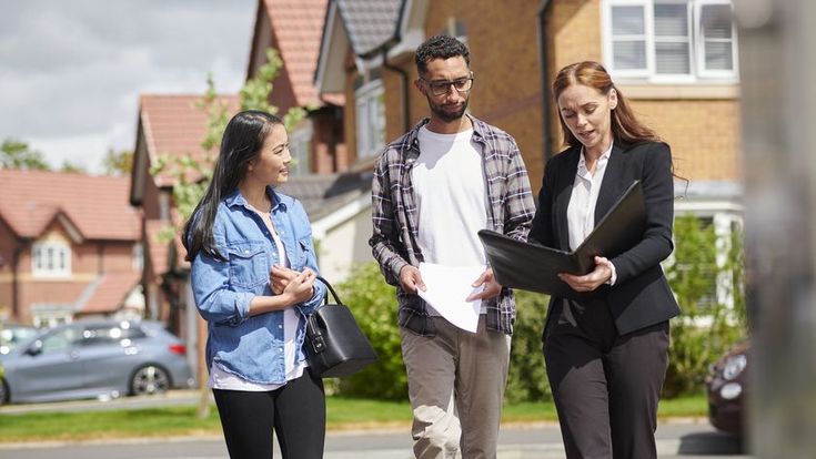 estate agent with viewers
